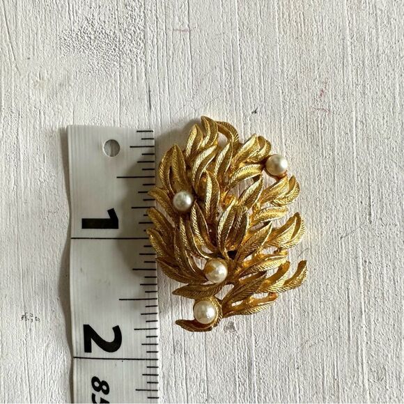 Vintage Roma gold tone pearl leaf brooch - Picture 4 of 9